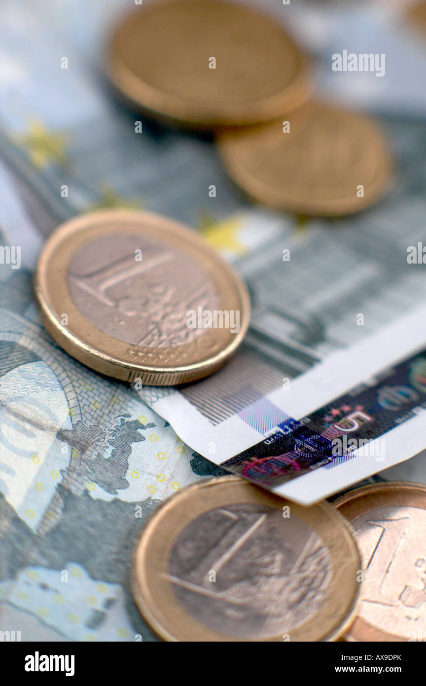 Banconote e monete in euro con MAPPA DI REGNO UNITO Foto Stock