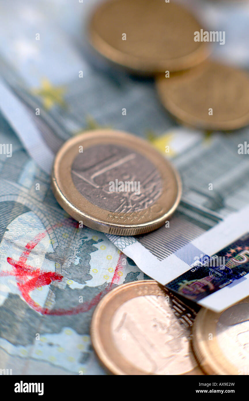 Banconote e monete in euro con MAPPA DEL REGNO UNITO HA EVIDENZIATO Foto Stock