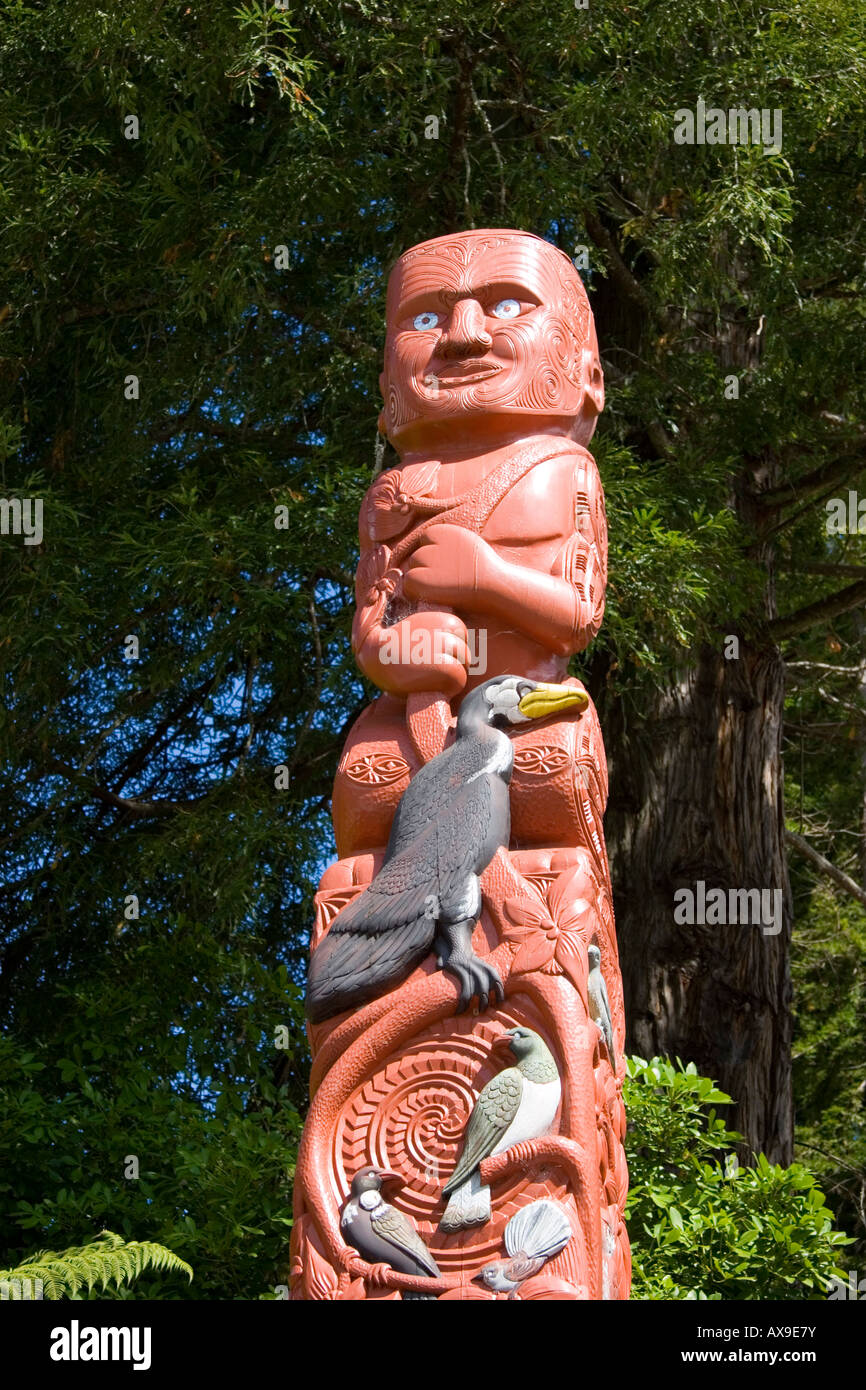 Un Maori totem pole al di fuori di Grotte di Waitomo in Nuova Zelanda Foto Stock