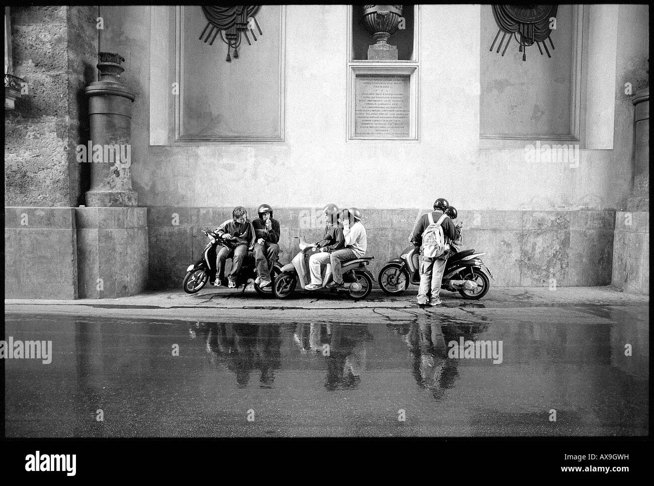I giovani su uno scooter, Sicilia, Italia Foto Stock