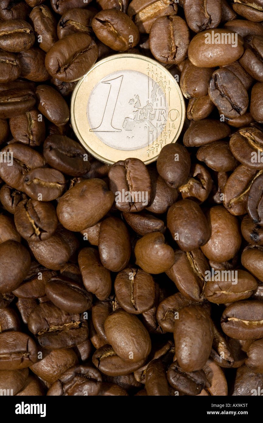 Chicchi di caffè tostati con Euro moneta simbolo prezzi del caffè a materie prime di prodotti agricoli di base Foto Stock