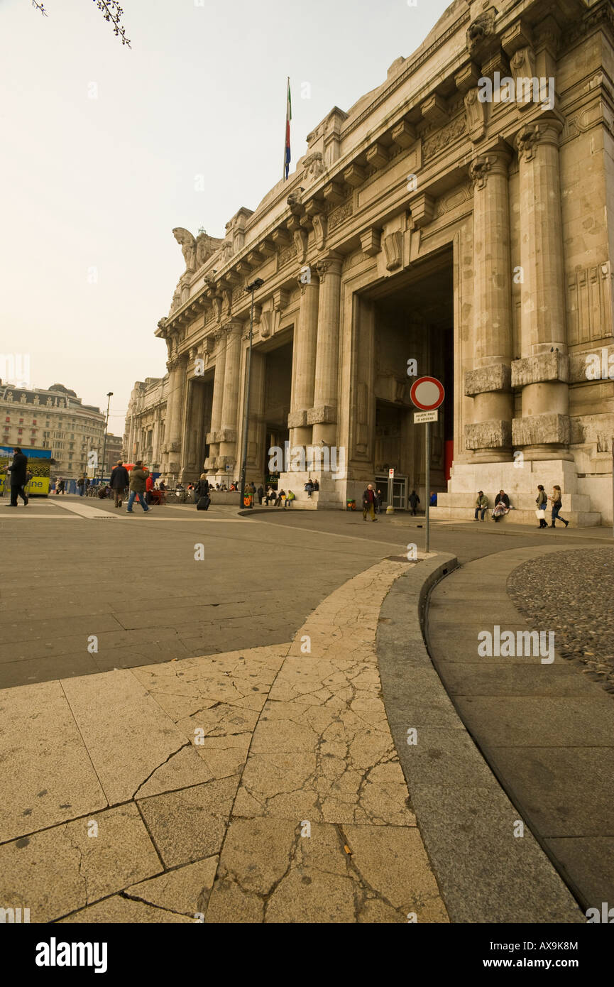 La parte anteriore della stazione centrale Milano Italia Foto Stock