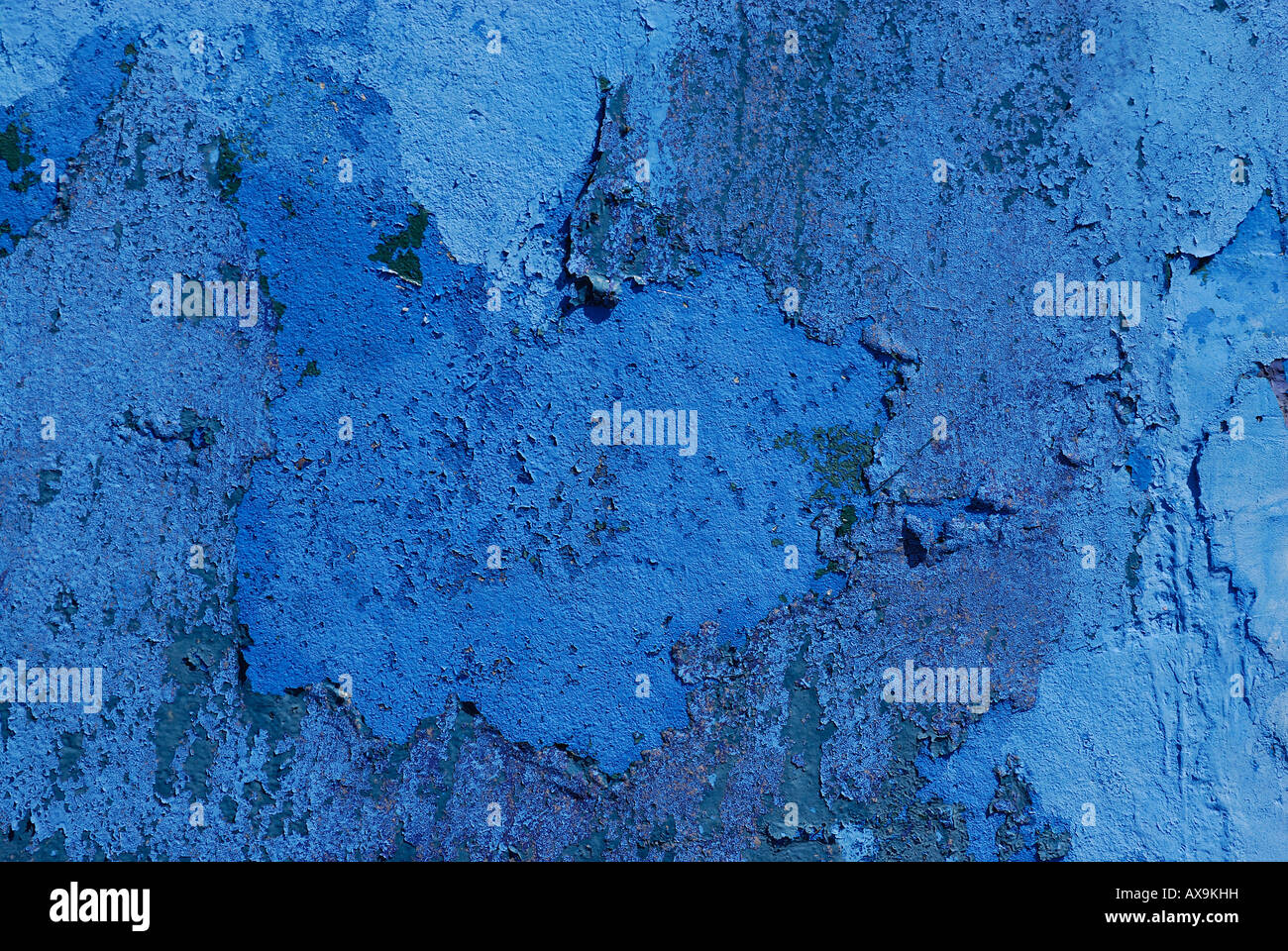 La vernice blu sbucciata rivela strati di età e agenti atmosferici, mostrando gli effetti del tempo su una superficie ruvida. Foto Stock