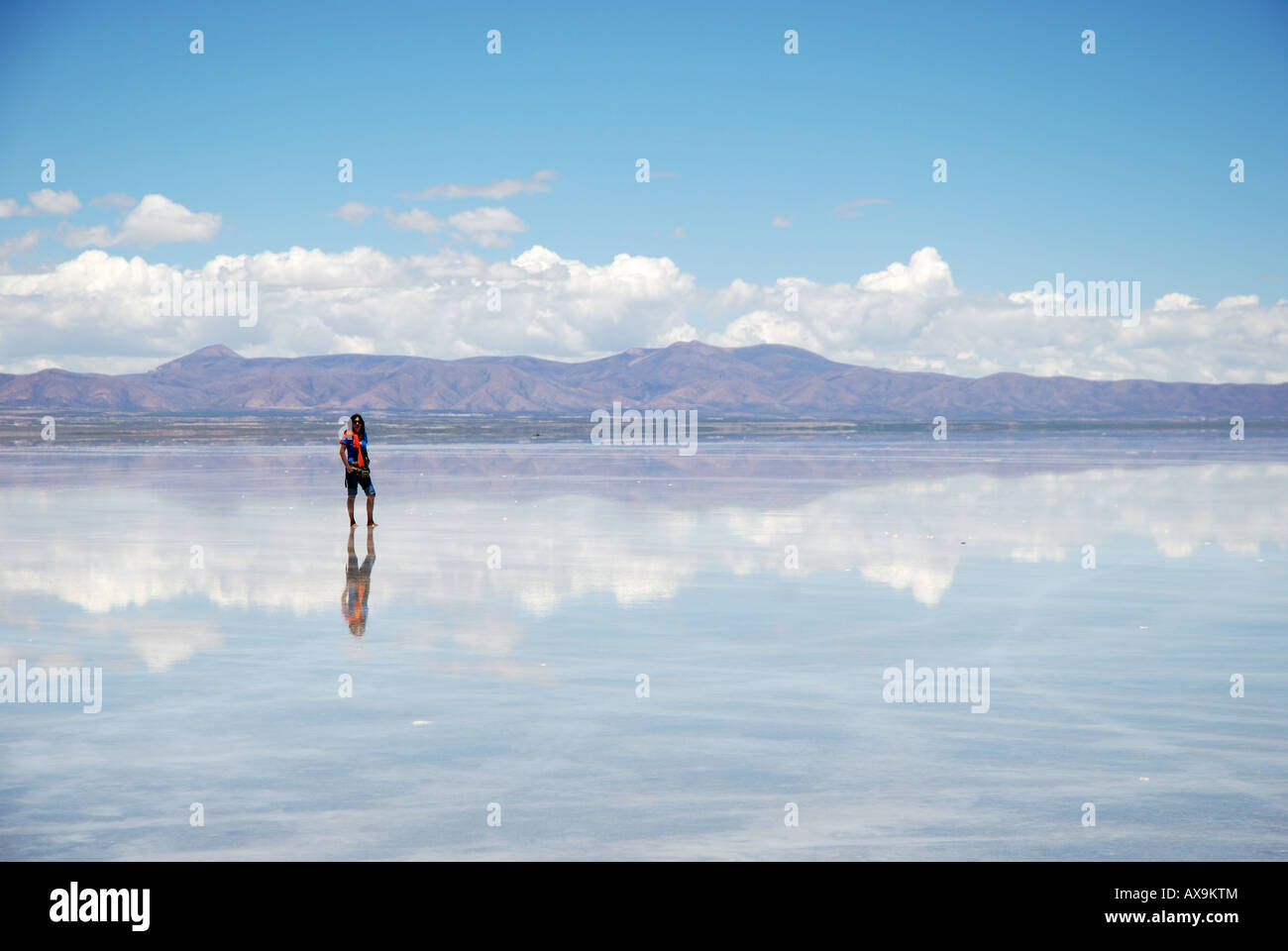 Rispecchia i contorni di turisti delle Saline di Uyuni, Bolivia, Sud America Foto Stock