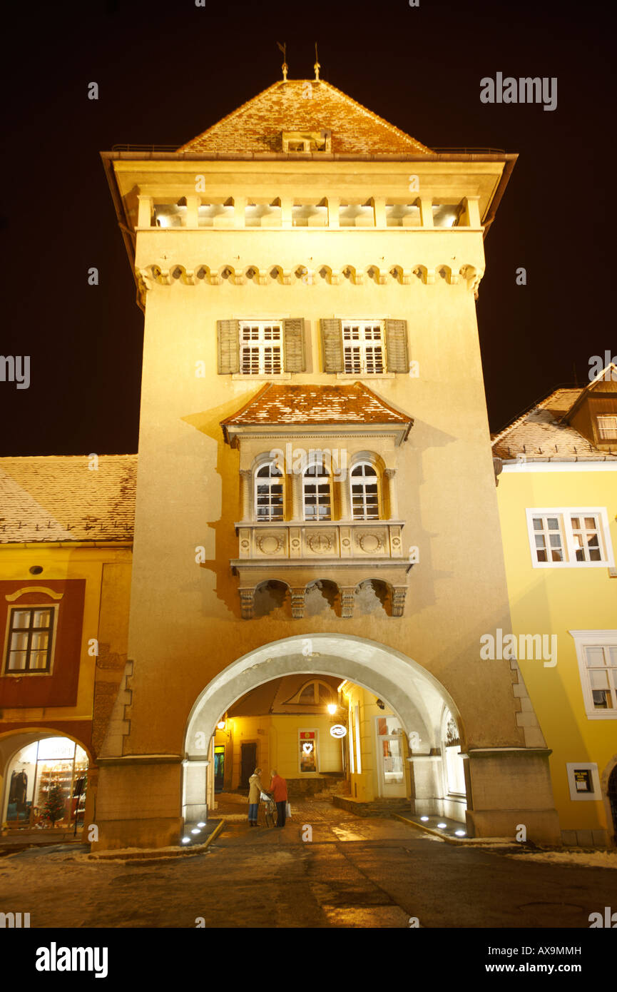 Piazza della Città Vecchia con la torre della porta della città di notte, Kőszeg Ungheria Foto Stock