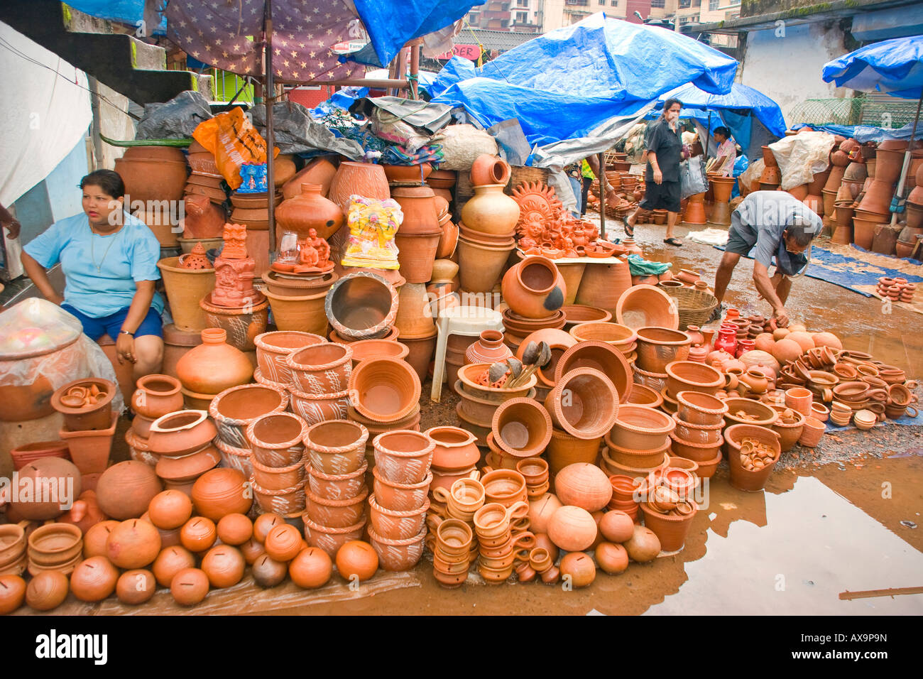 Pile di pentole di creta per vendere nel mercato Mapusa Foto stock - Alamy