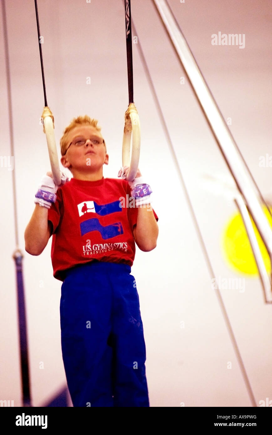 Ragazzo lavora su anelli di ginnastica durante la dimostrazione si incontrano a U S Centro di ginnastica California USA non rilasciato Foto Stock