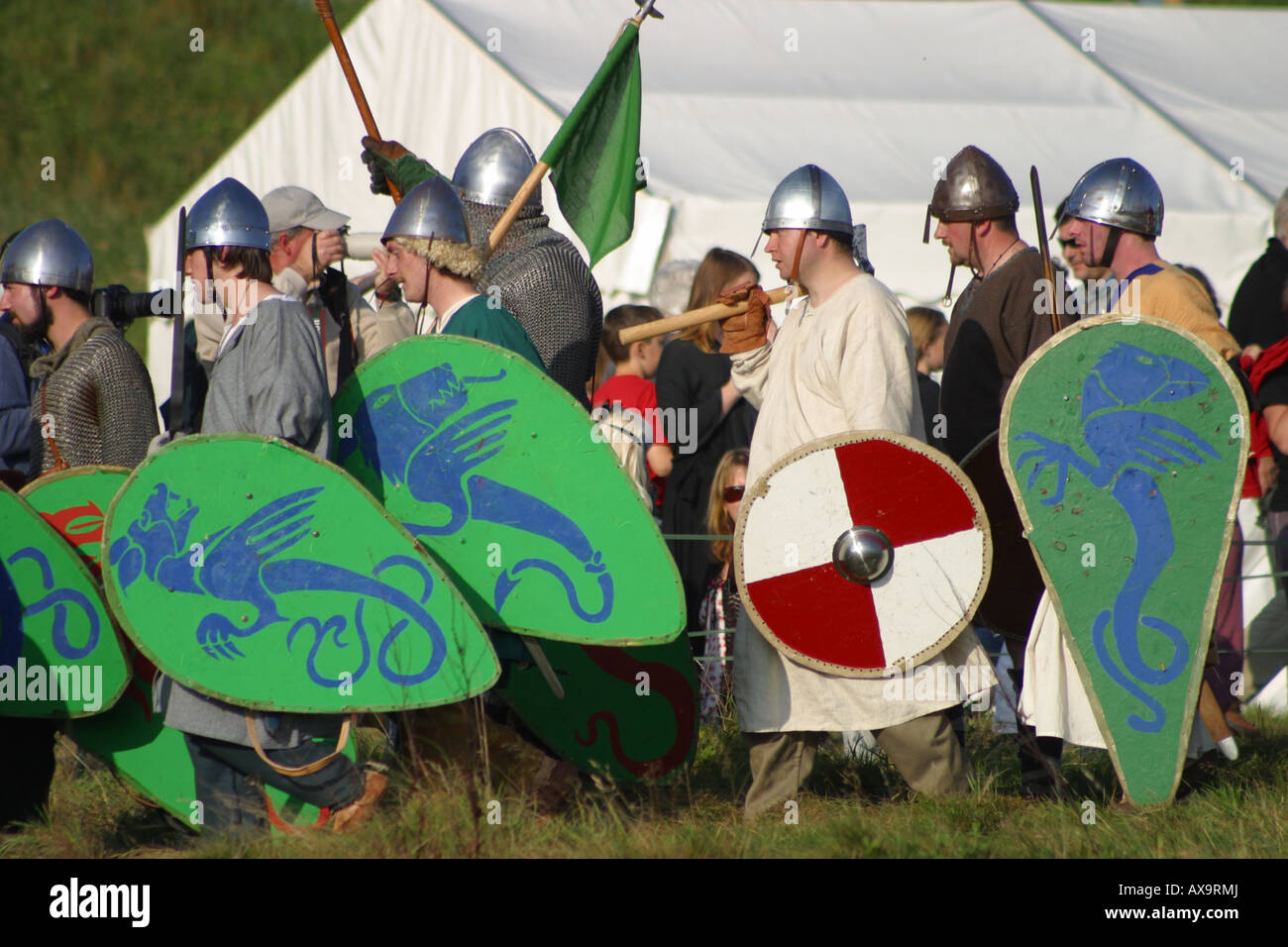 Normanni sassoni combattendo la battaglia di fanteria medievale di hastings east sussex england Foto Stock
