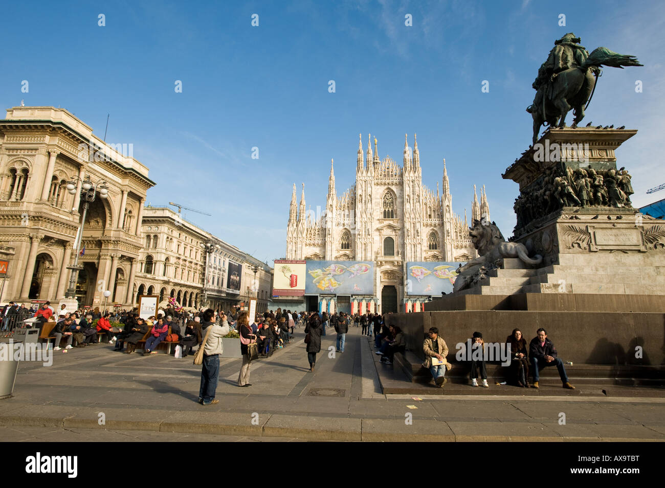 Statua di Vittorio Emanuele Duomo IN PIAZZA DEL DUOMO MILANO ITALIA Foto Stock