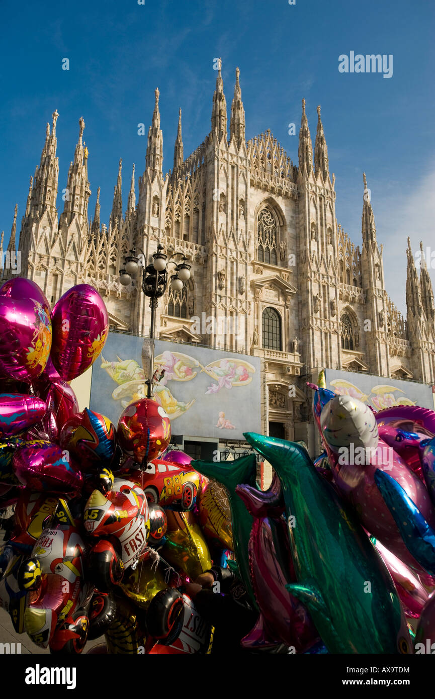 Il Duomo si erge al di sopra di palloncini di un venditore ambulante milano  italia Foto stock - Alamy