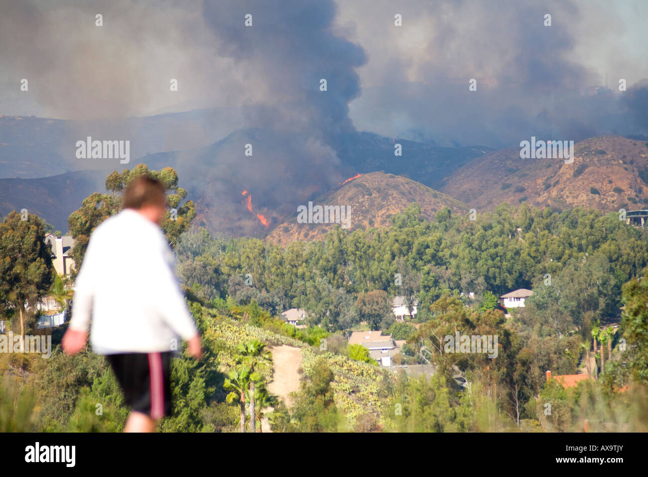 Spazzola fire in colline di Orange, California minacciano case. Foto Stock