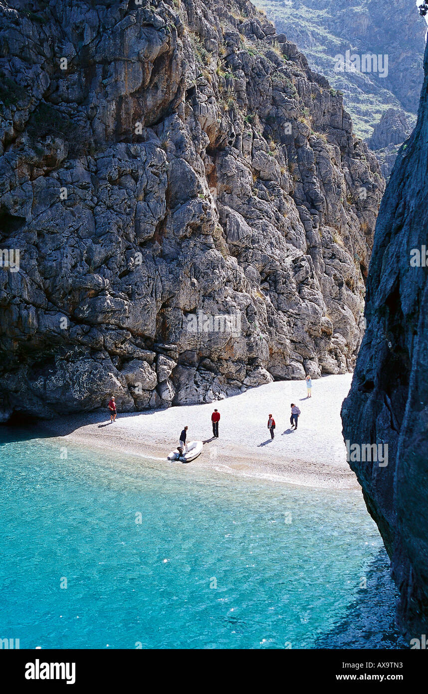 Torrent de Pareis, canyon, Cala de Sa Calobra, bay, gomma barca alla spiaggia, Serra de Tramuntana, Mallorca, Maiorca, Baleari ho Foto Stock
