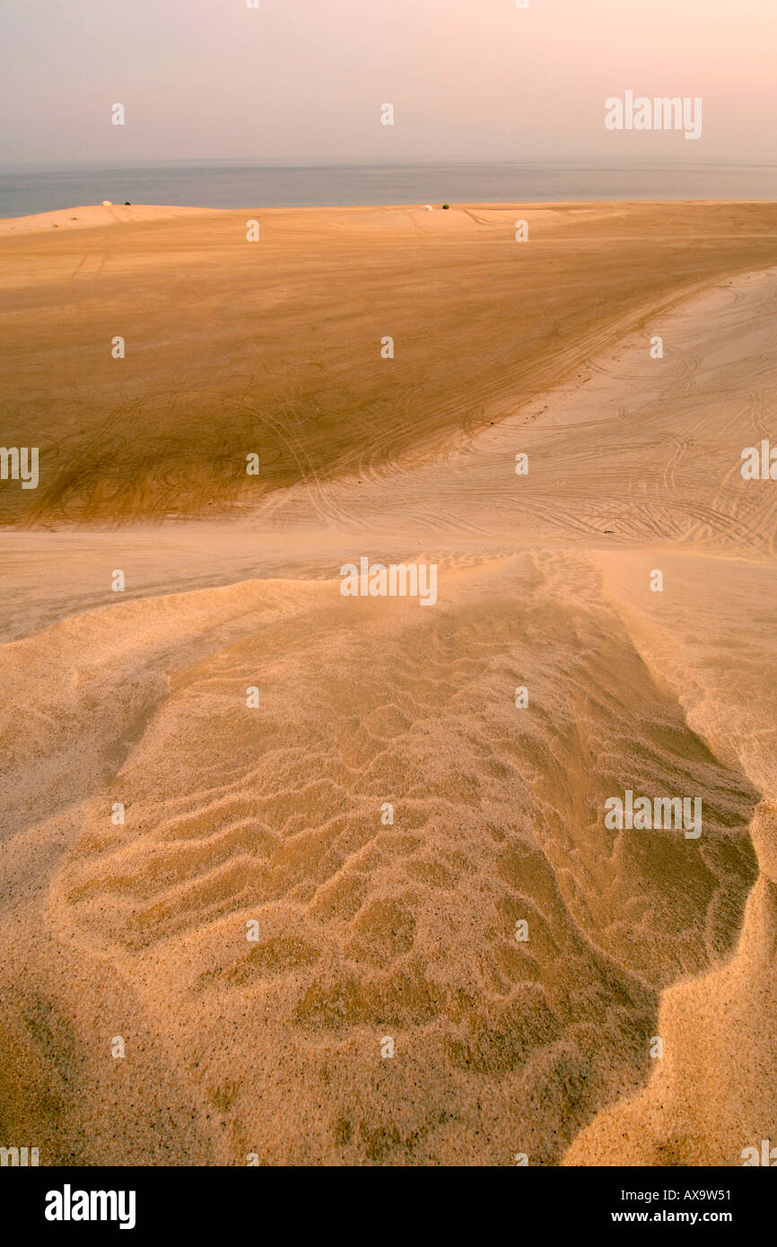 Il Mare Interno (Khor Al Adaid) nel Sud del Qatar al crepuscolo. Il Qatar spera di avere la zona dichiarata Patrimonio dell'umanità. Foto Stock