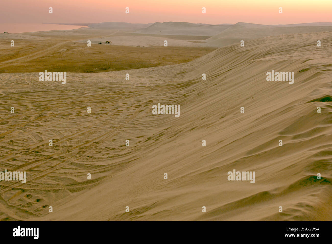 Il Mare Interno (Khor Al Adaid) nel Sud del Qatar al crepuscolo. Il Qatar spera di avere la zona dichiarata Patrimonio dell'umanità. Foto Stock