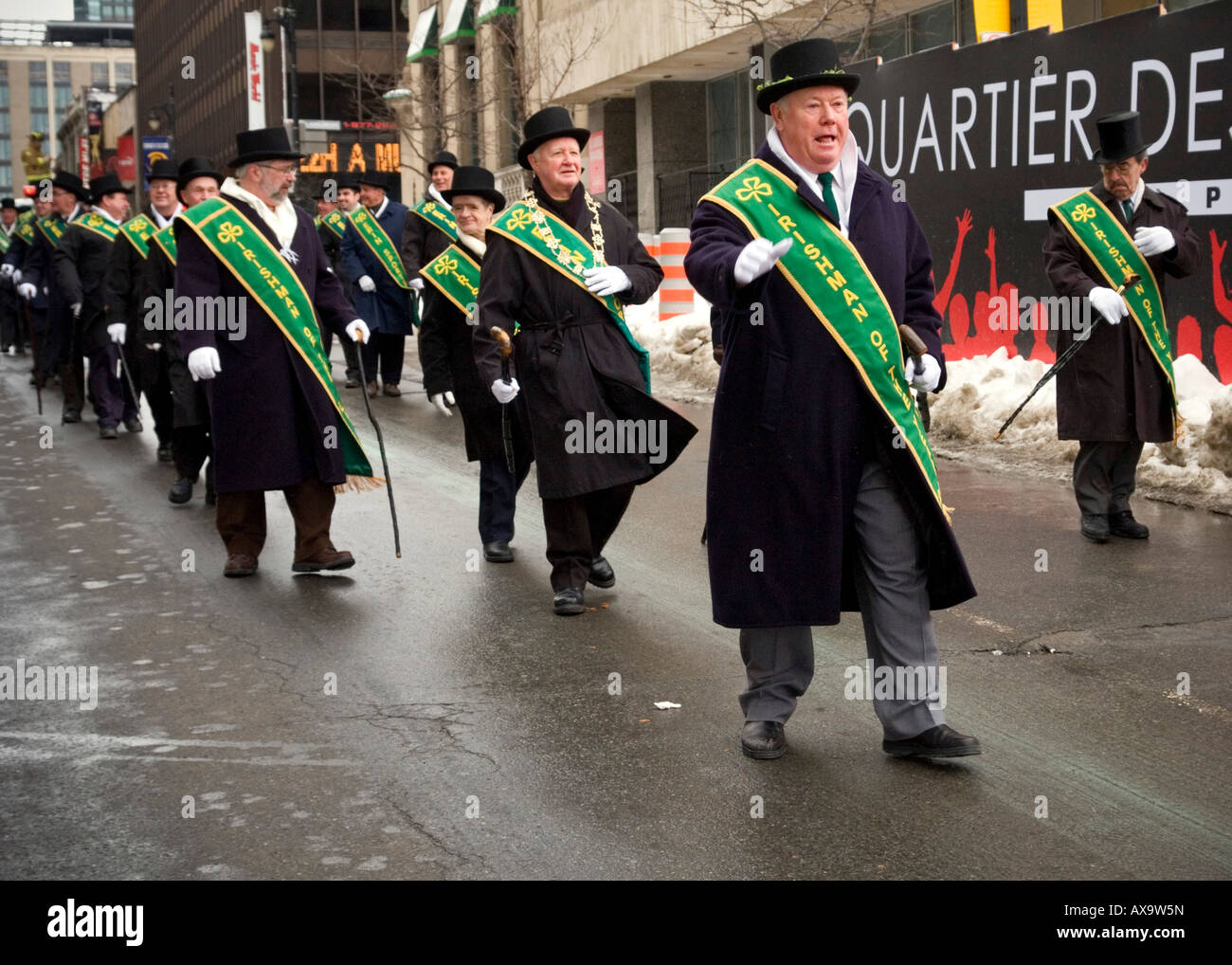 Comunità di marching anziani a san Patrizio parata del Marzo 16, 2008 a Montreal, Quebec, Canada. Foto Stock