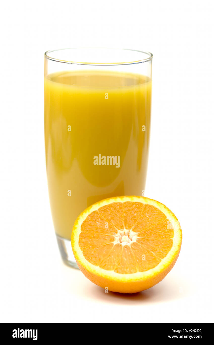 Bicchiere pieno di succo di arancia con mezzo taglio di colore arancione su sfondo bianco Foto Stock