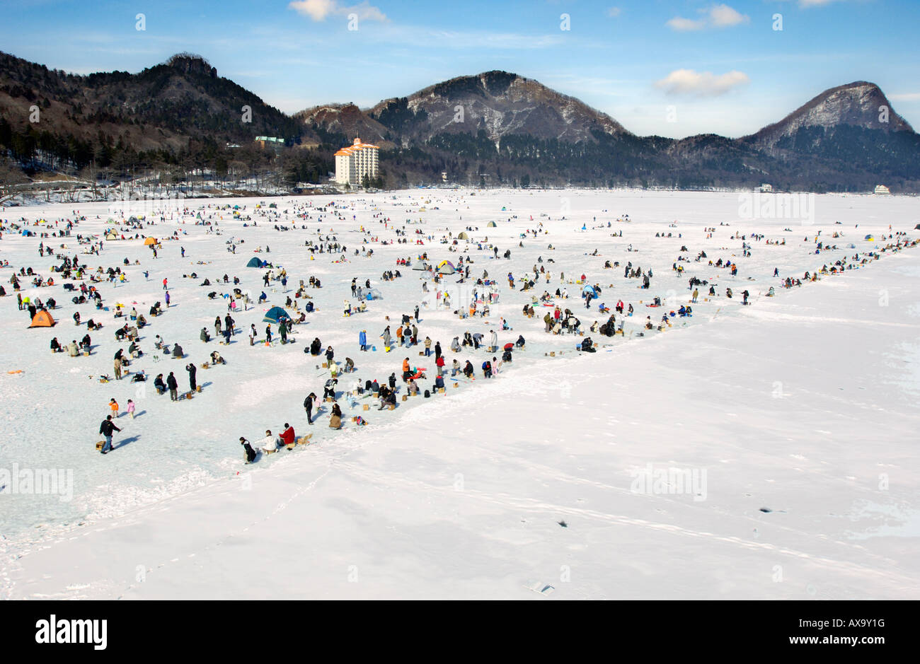 Pesca sul ghiaccio in inverno sul lago ghiacciato di Haruna, Gunma, Giappone Foto Stock