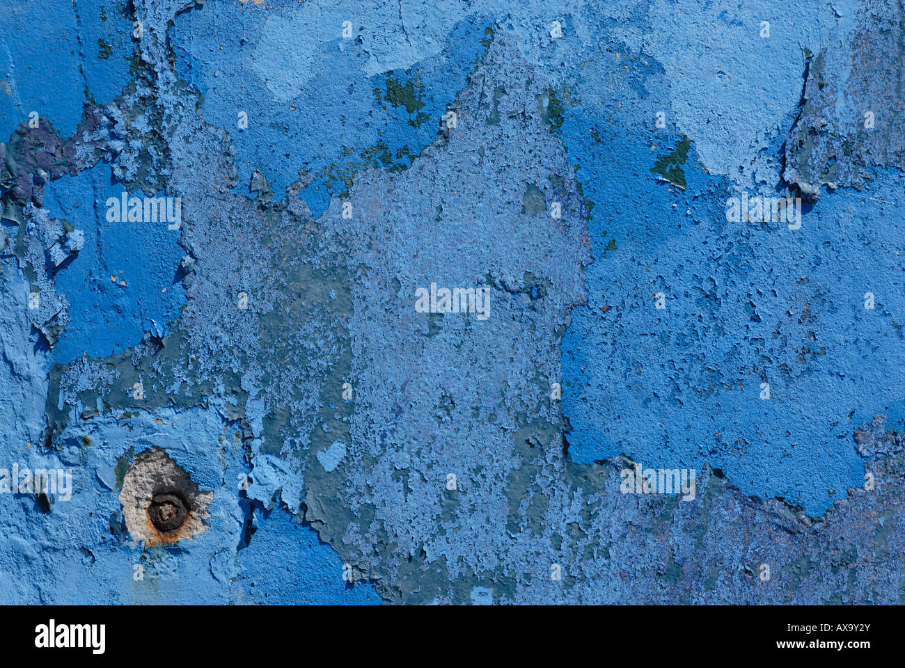 La vernice blu sbucciata rivela strati di età e agenti atmosferici, mostrando gli effetti del tempo su una superficie ruvida. Foto Stock