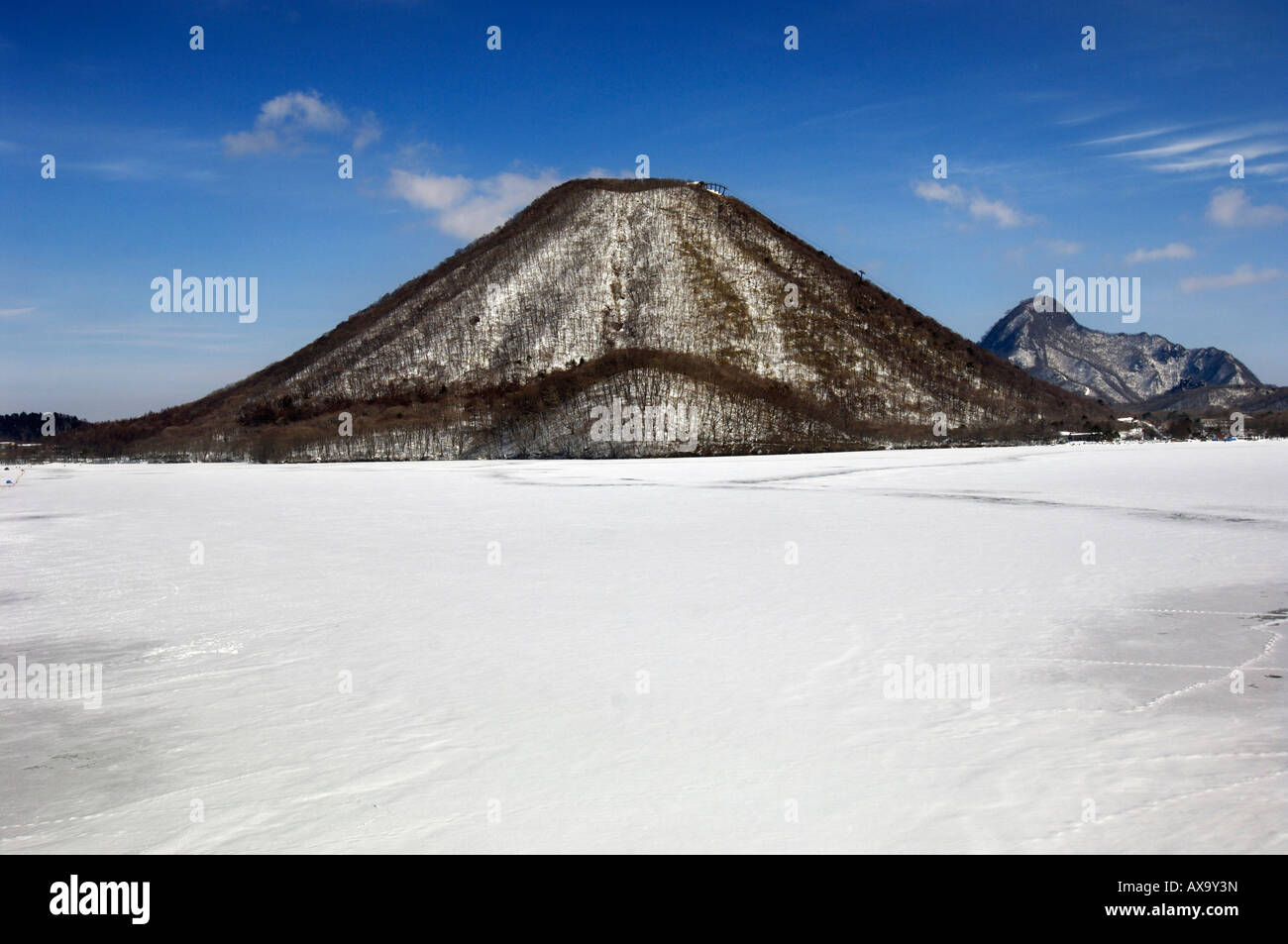 Haruna lago e montagna in inverno con il lago congelato Foto Stock