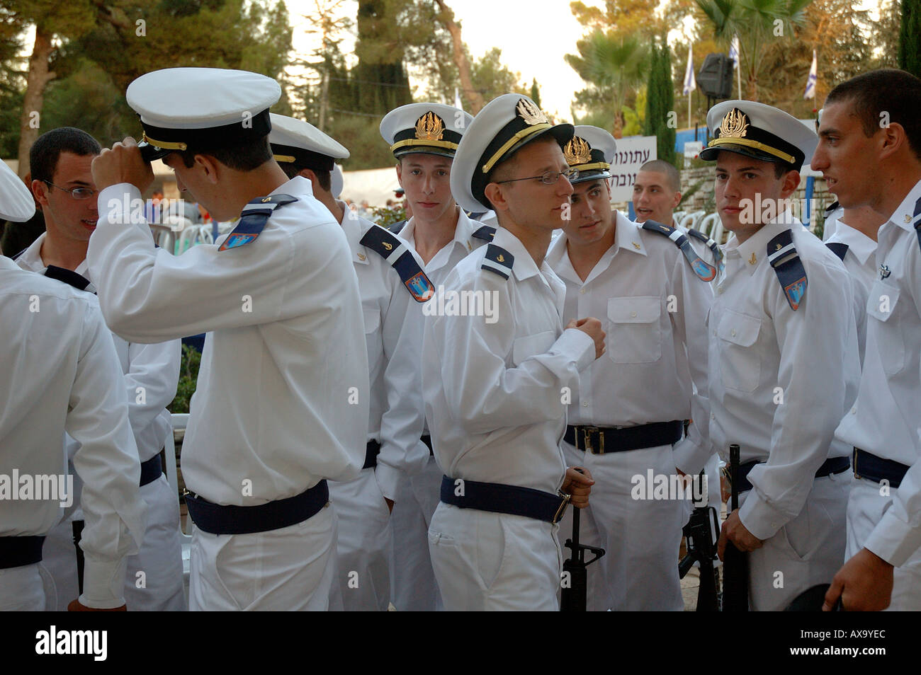 Cadetti della Marina israeliana con un abito completamente bianco al cimitero militare nazionale di Mount Herzl Gerusalemme Ovest Israele Foto Stock