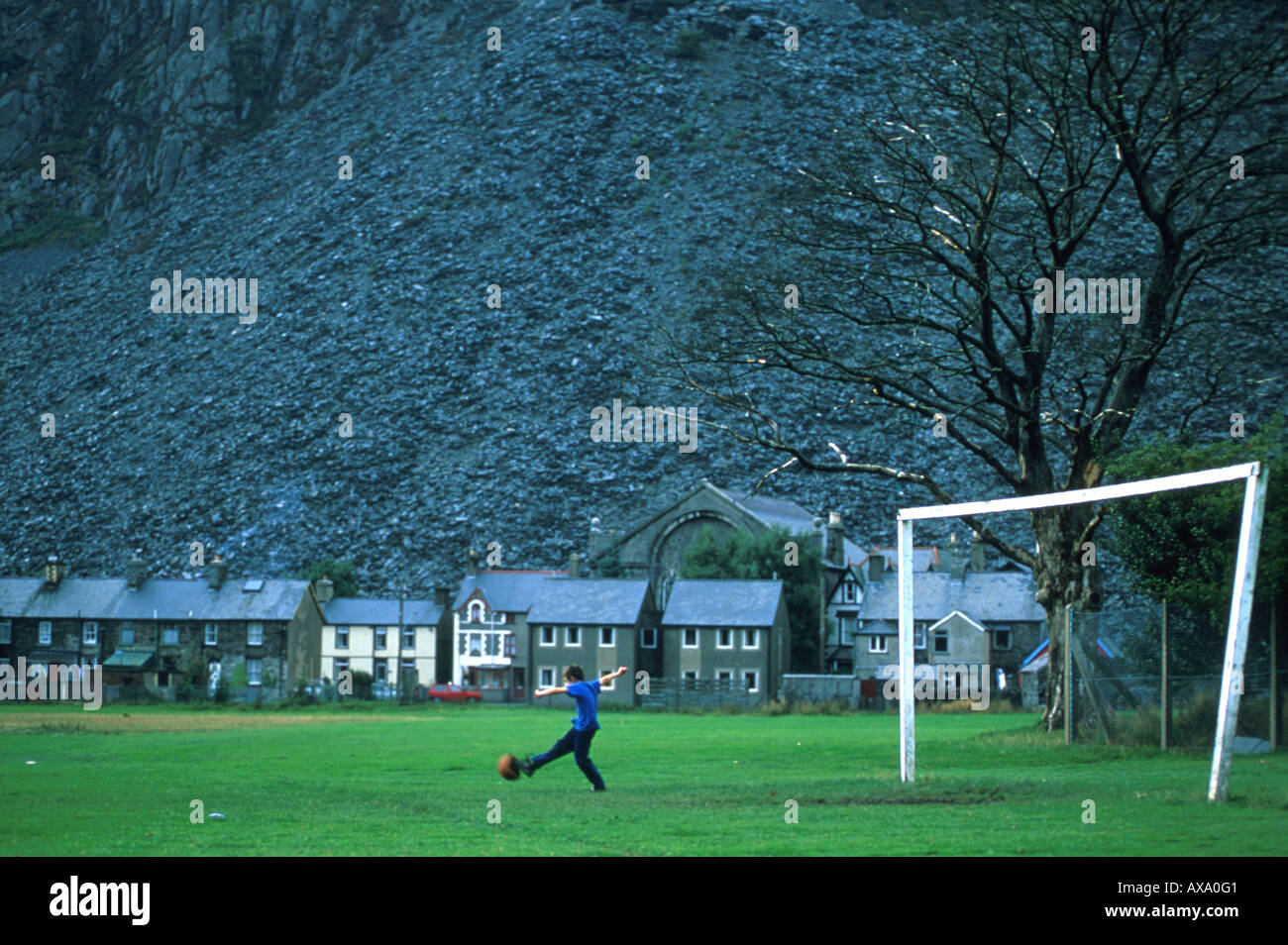 Junge spielt Fussball,, Blaenau Ffestiniog, Galles Grossbritanien Foto Stock