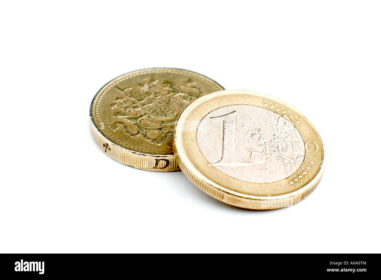 Un euro e sterlina monete su uno sfondo bianco con ombra Foto Stock