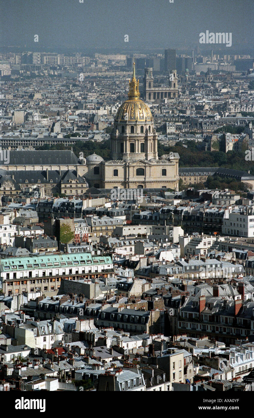 Lo skyline di Parigi dalla Torre Eiffel, dominato dalla cupola di Les Invalides Foto Stock