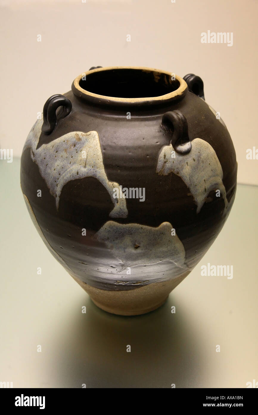 Vaso in ceramica con blu e macchie bianche su sfondo nero la Dinastia Tang 618 908ad Hong Kong Museum of Art Foto Stock
