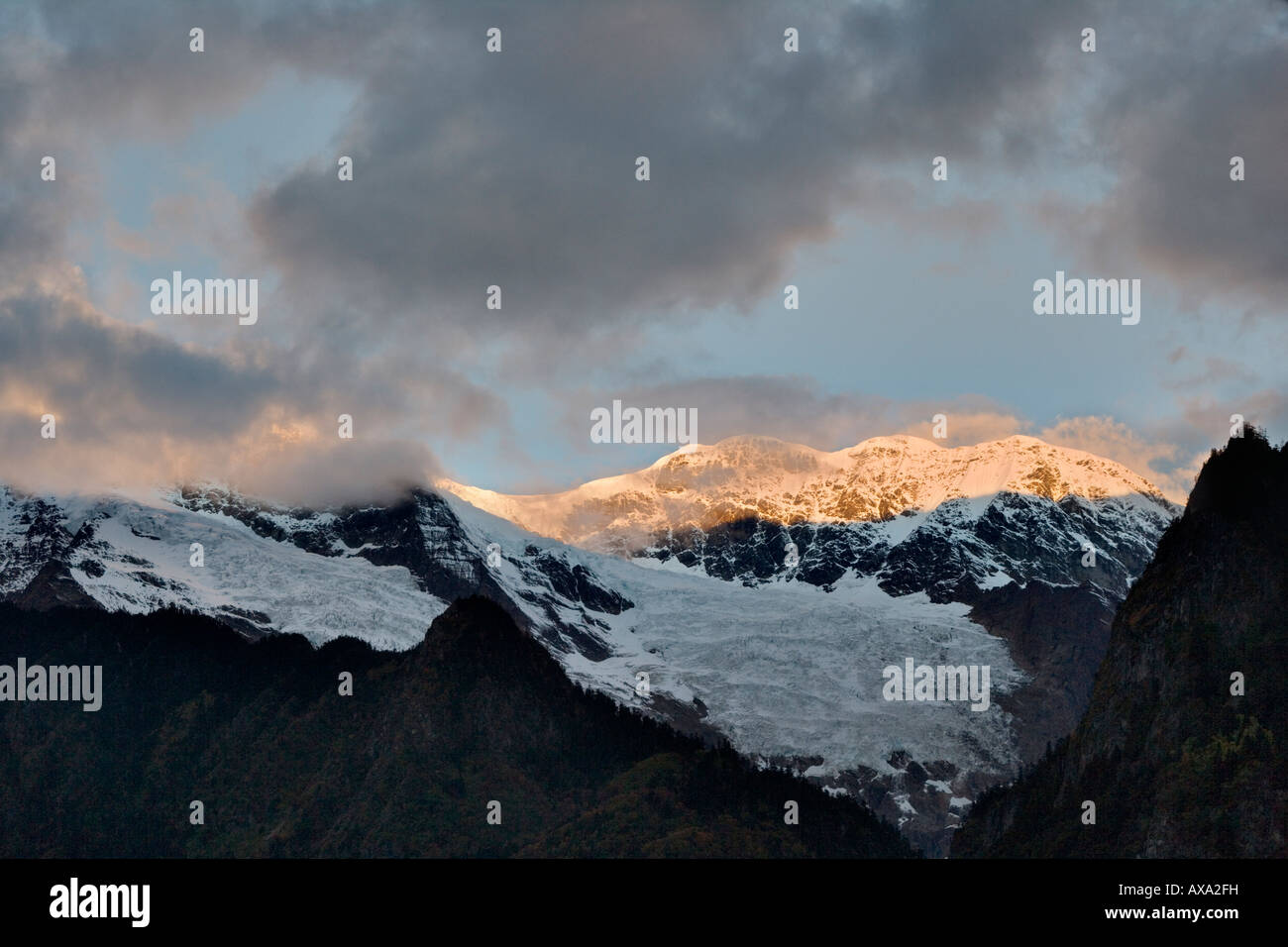 Il Buddha testa del crinale in mattina nuvole, Yubeng, Yunnan, Cina Foto Stock
