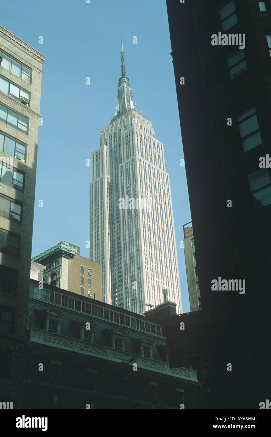 Empire State Building dal livello della strada Foto Stock