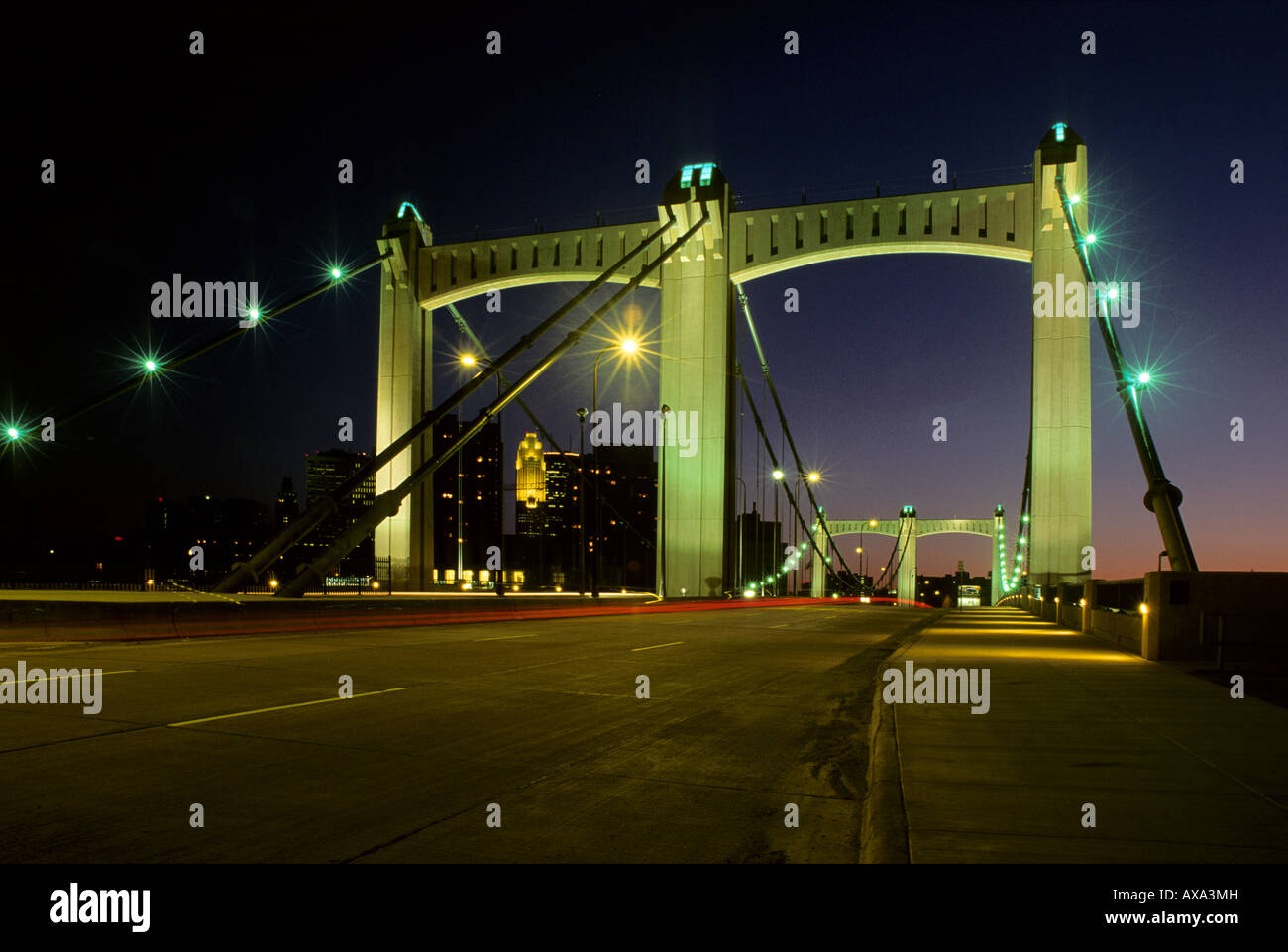 HENNEPIN AVENUE ponte sopra il fiume Mississippi collegando il centro di Minneapolis, Minnesota e NICOLLET ISLAND. Crepuscolo. Foto Stock