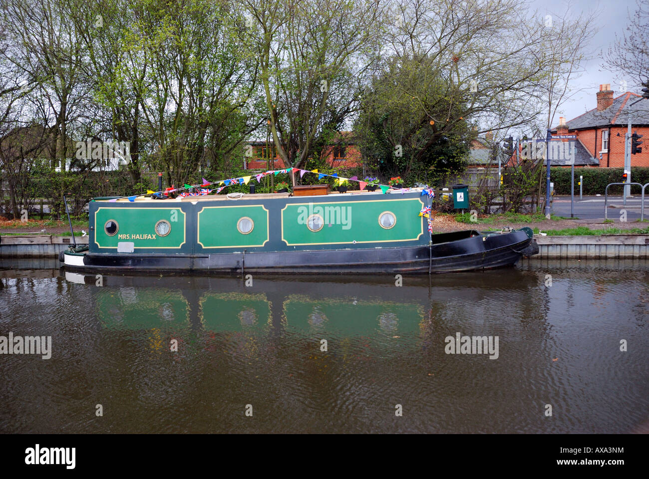 Narrowboat onorevole HALIFAX canal boat a Woking canal festival 2008 Basingstoke canal Woking SURREY REGNO UNITO al fianco di Arthur s Bridge Foto Stock