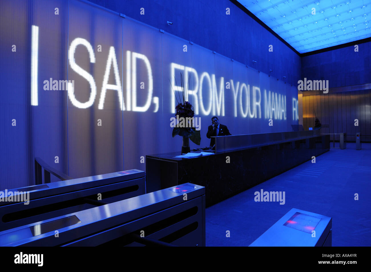 La lobby di 7 World Trade Center di Manhattan inferiore è immersa in un bagno di luce blu. Foto Stock
