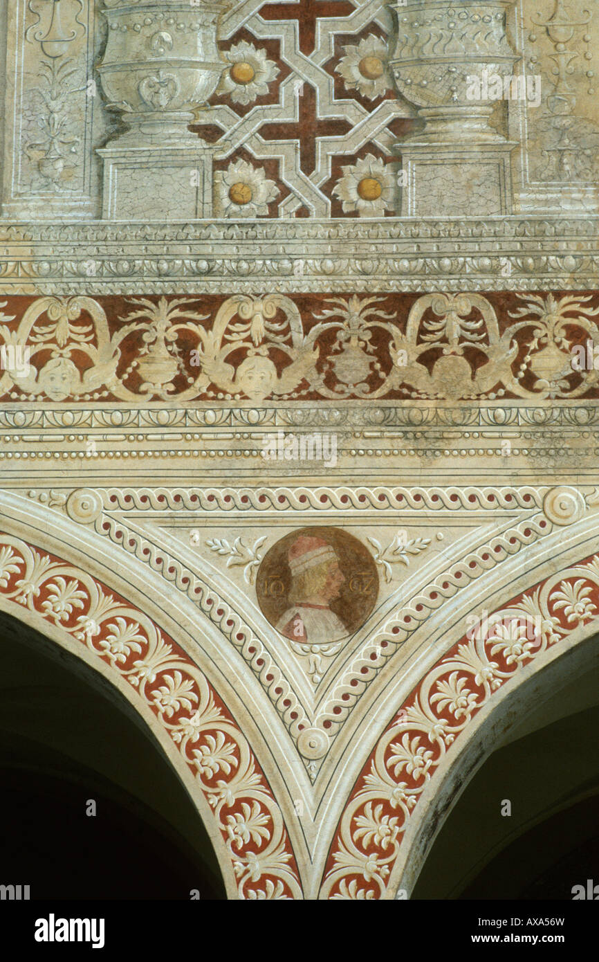 Vigevano Italia Dettaglio di affreschi sul porticato della Piazza Ducale Foto Stock