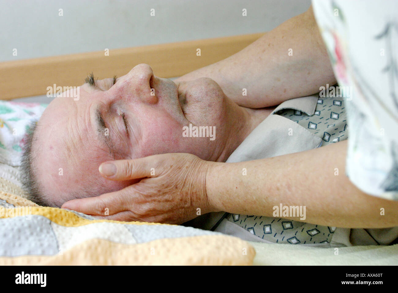 Di fronte ad una sofferenza uomo anziano, Polonia Foto Stock