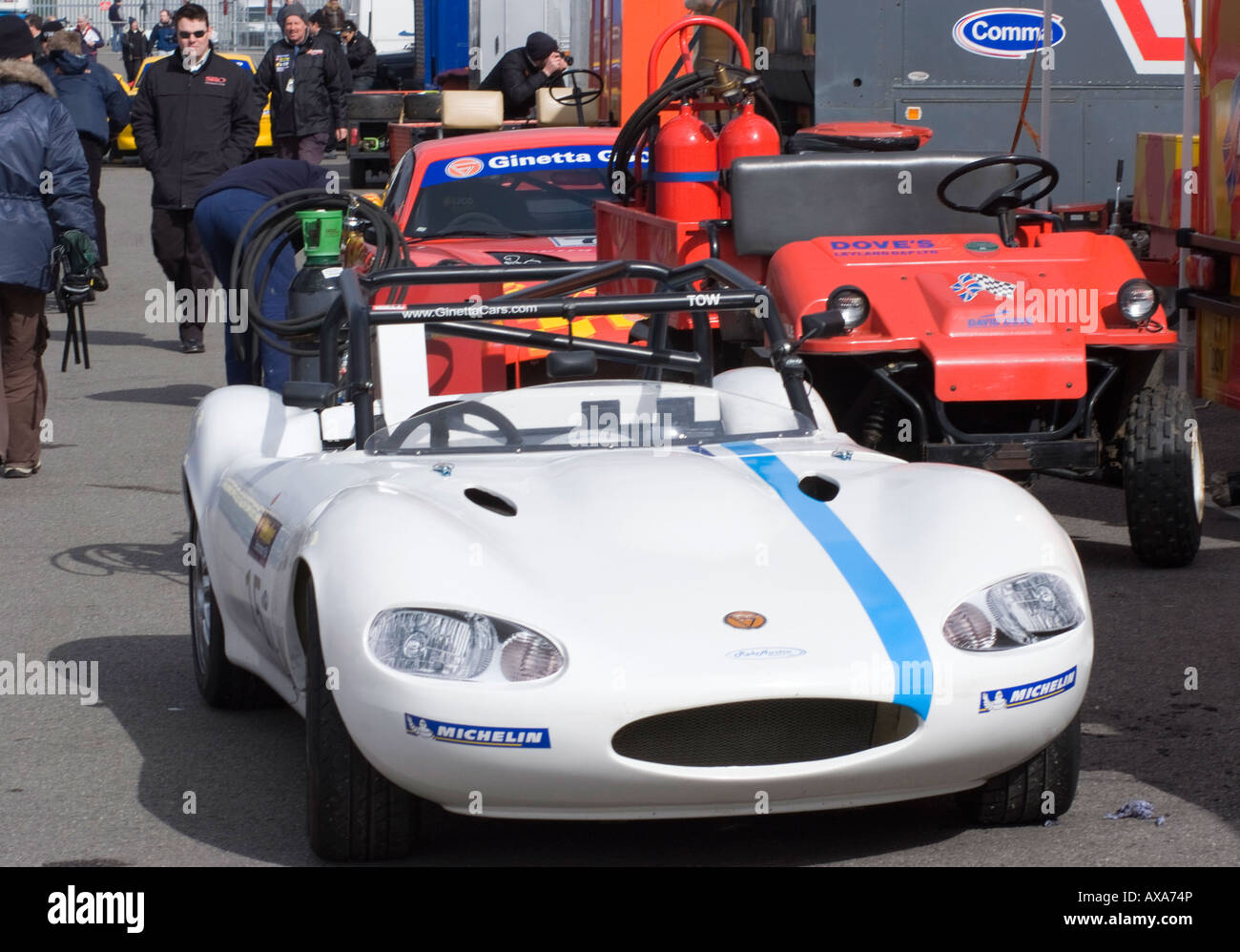 White Ginetta G20 Sports Racing Car nel paddock durante la Ginetta campionato a Oulton Park Cheshire England Regno Unito Foto Stock