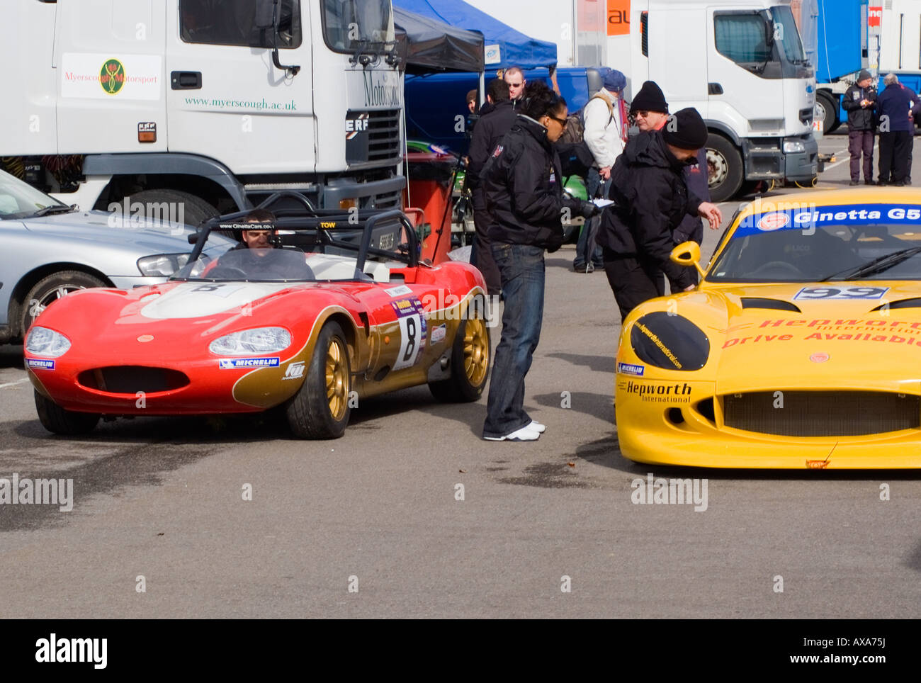Giallo Ginetta G50 e Red Ginetta G20 Sports Racing Cars nel paddock di Oulton Park Motor Race circuito Cheshire England Regno Unito Foto Stock