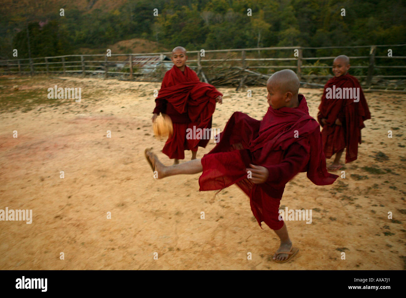 Giovani monaci, giocando a calcio chinlon, hill monastero, birmania, myanmar Foto Stock