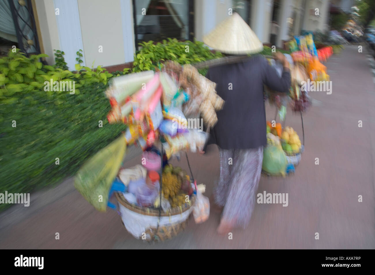 Fornitore spalla portante polo sulla strada a Saigon Vietnam Foto Stock