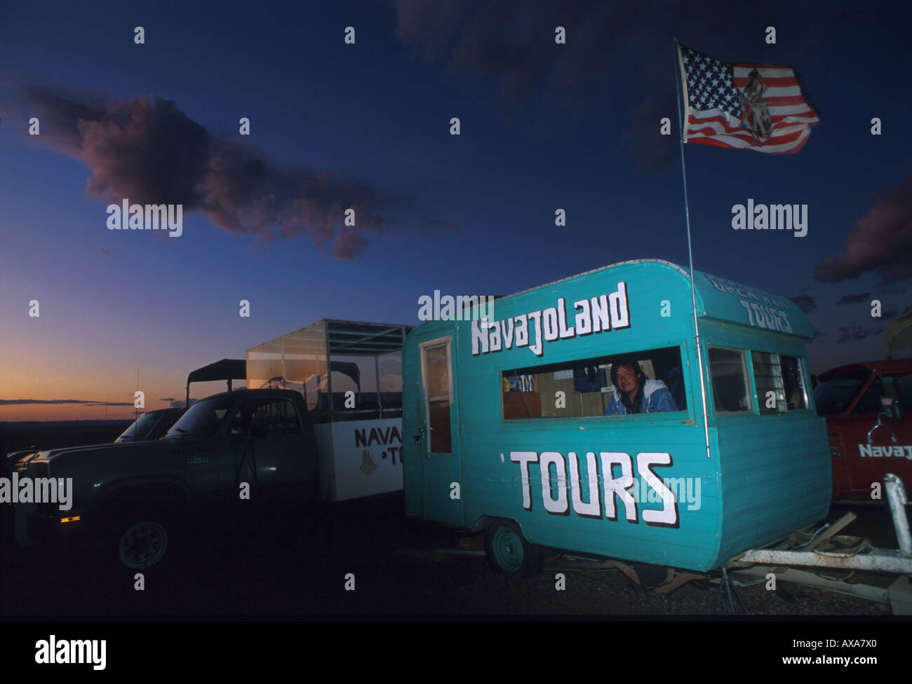 Caravan nella luce della sera la promozione di tours, guida turistica, Monument Valley, Arizona, Stati Uniti d'America Foto Stock