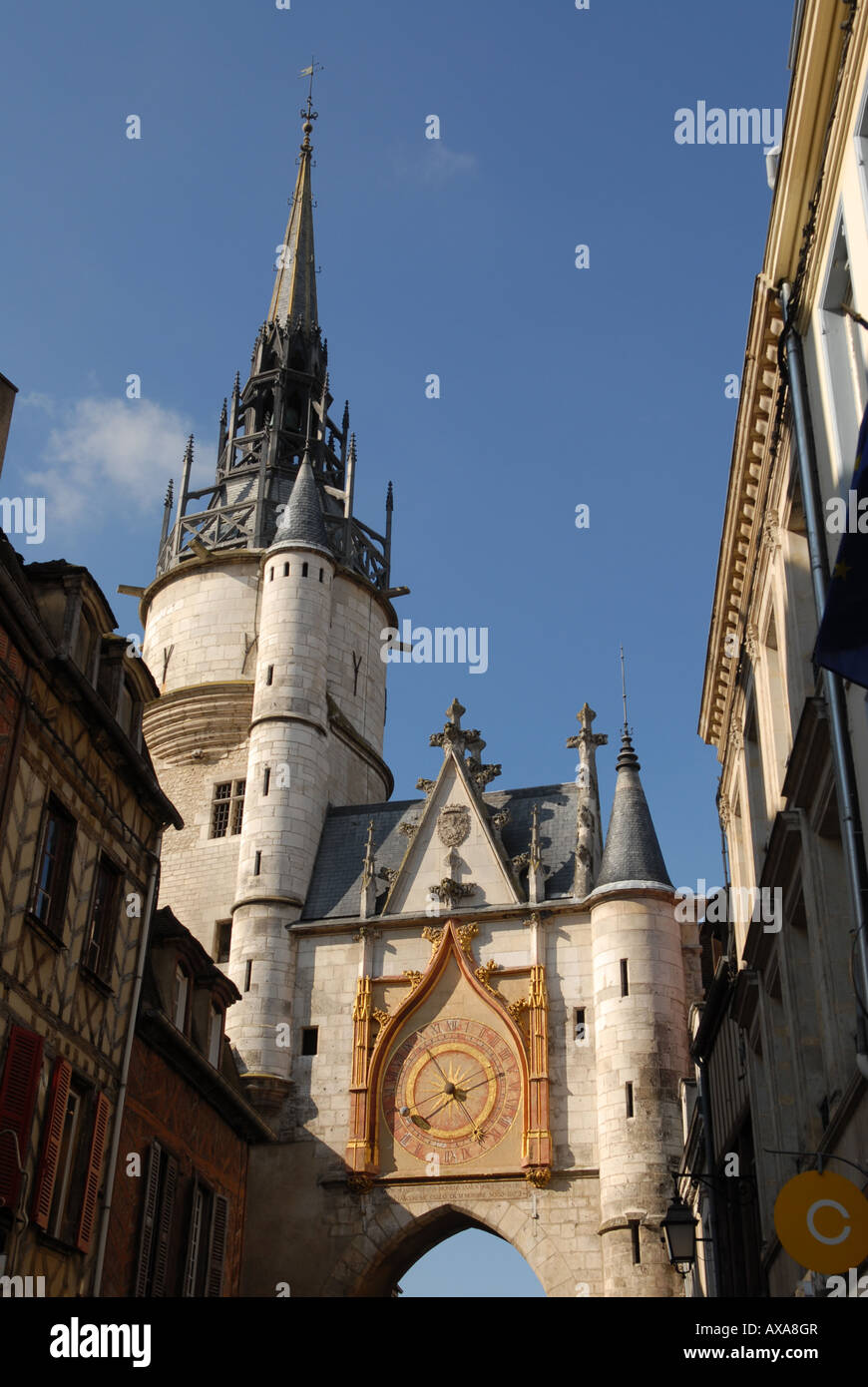 Il Tour de l'Horloge con xv secolo clockface in Auxerre in Borgogna, Francia. Foto Stock