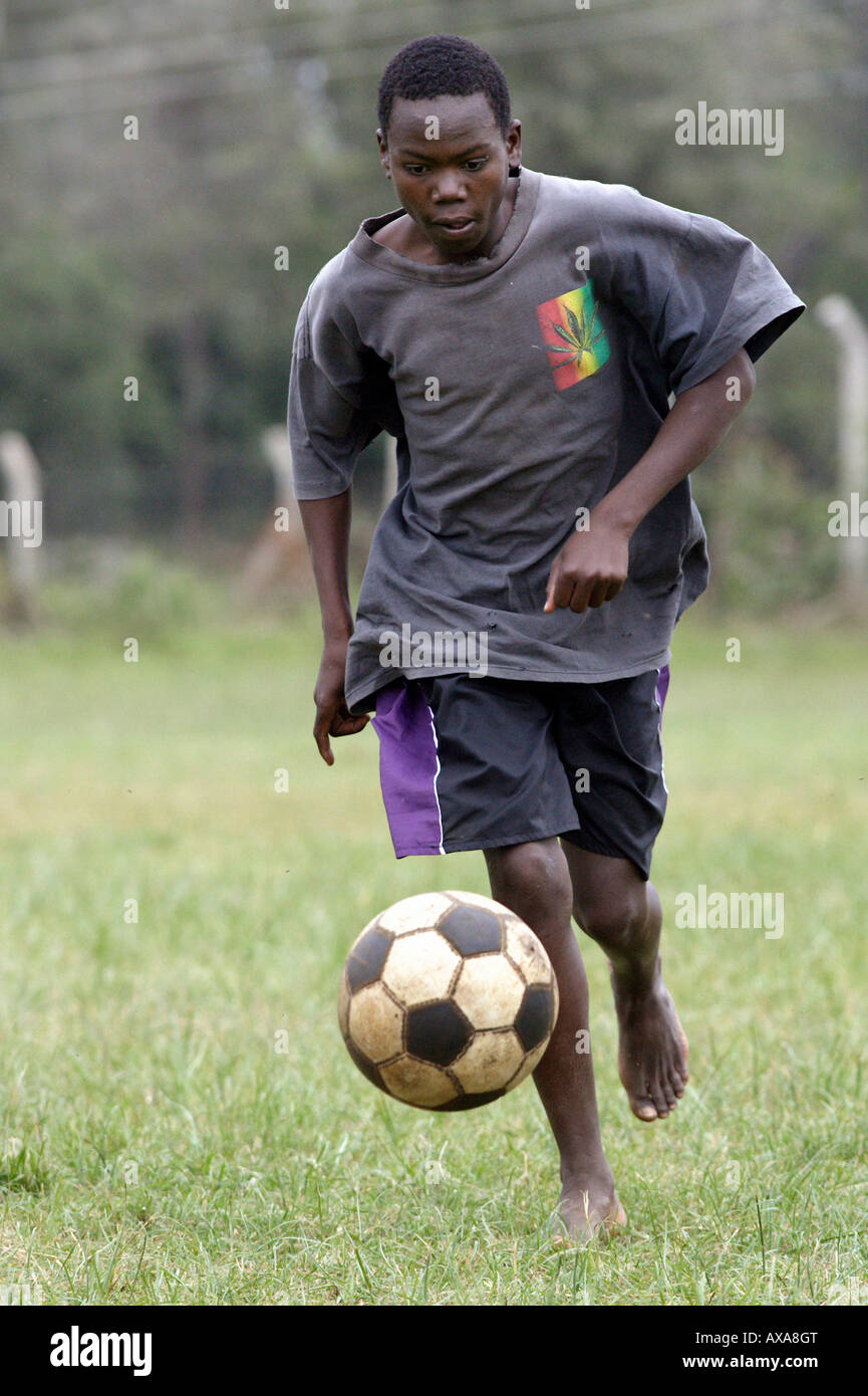 Giovane nero bambino di strada a giocare il gioco del calcio presso il  Centro di Pastorale giovanile dei Salesiani in Langata, Kenya Foto stock -  Alamy