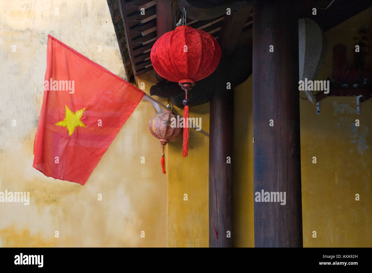 Bandiera nazionale e lanterna rossa in architettura tradizionale Hoi An Vietnam Foto Stock