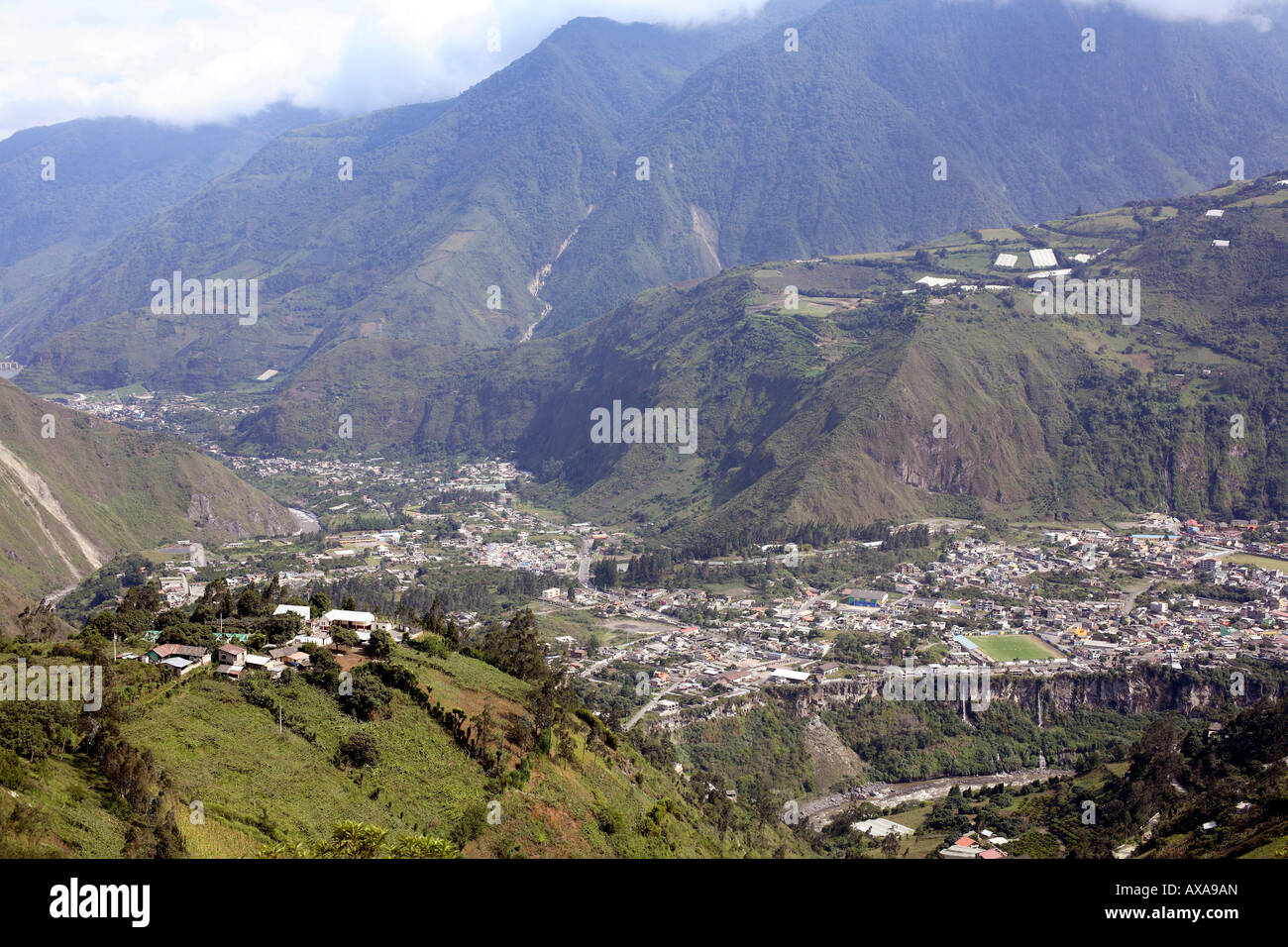 La città di Banos, una destinazione turistica in Ecuador ai piedi del vulcano Tunguragua Foto Stock