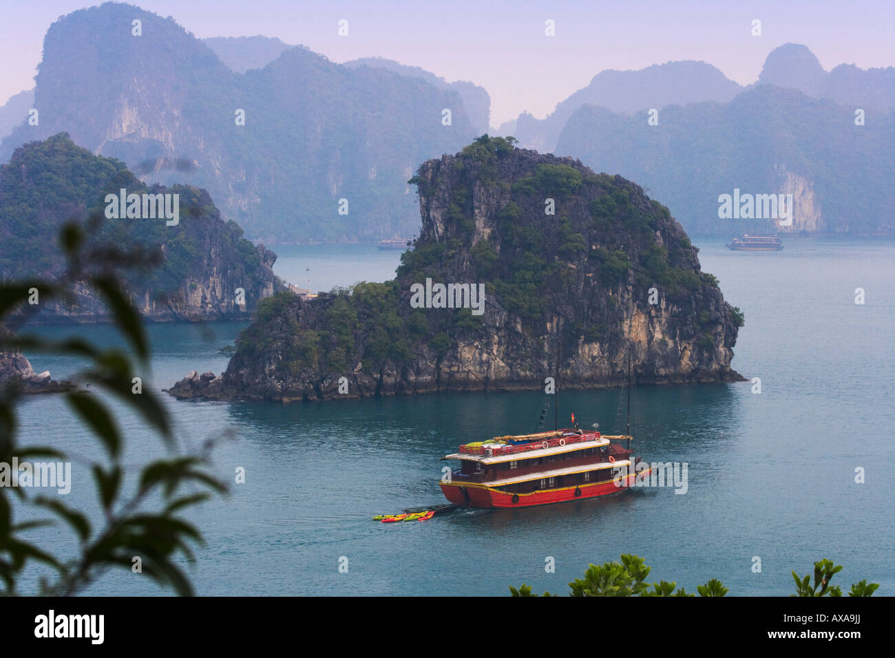 Junk barche e isole carsico nella baia di Halong Vietnam Foto Stock