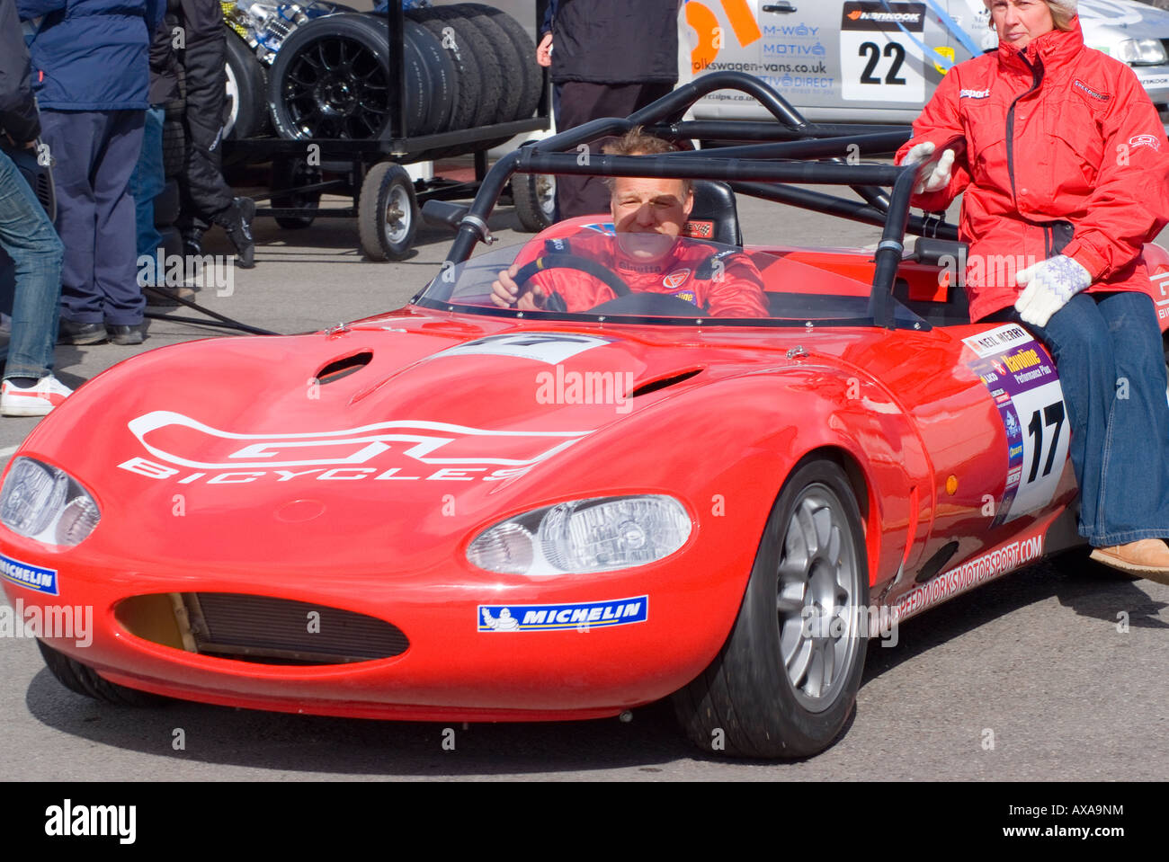 Red Ginetta G20 Sports Racing Car nel paddock con meccanico durante la Ginetta campionato a Oulton Park Cheshire England Regno Unito Foto Stock