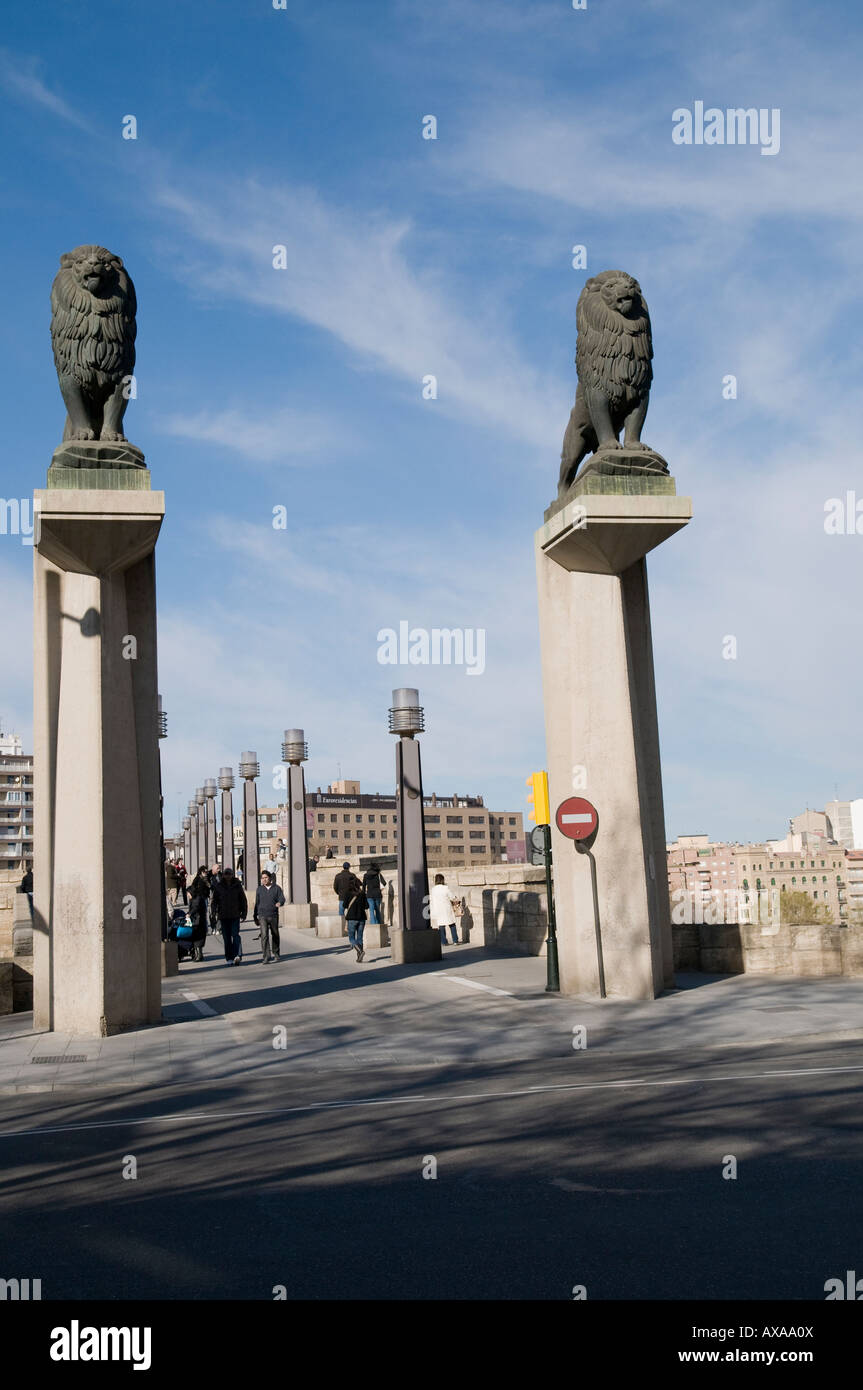 Lion statue in bronzo in lo storico ponte di pietra, Saragozza, Aragona, Spagna Foto Stock