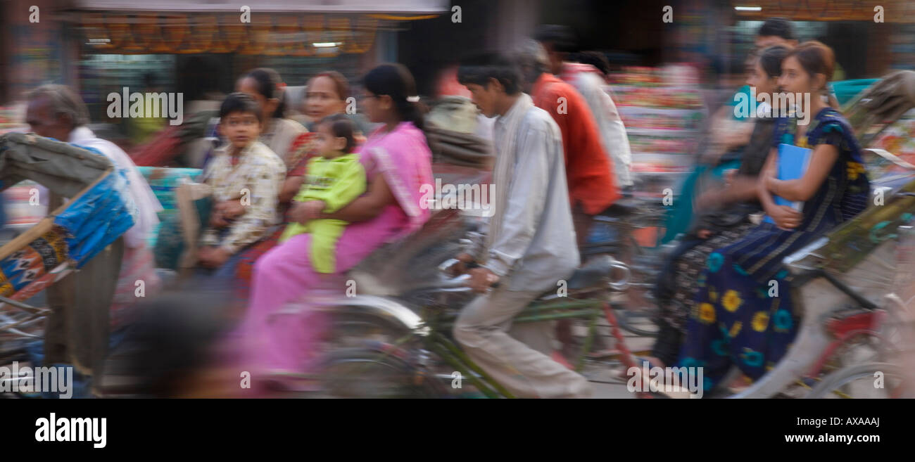 Occupato in bicicletta e ciclo del traffico su strada India Foto Stock