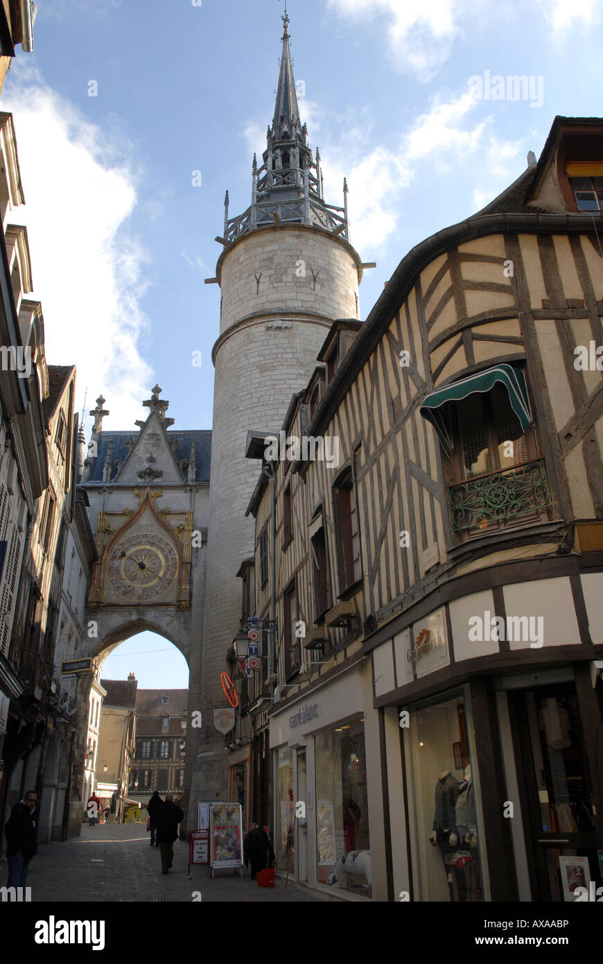 Il Tour de l'Horloge con xv secolo clockface in Auxerre in Borgogna, Francia. Foto Stock