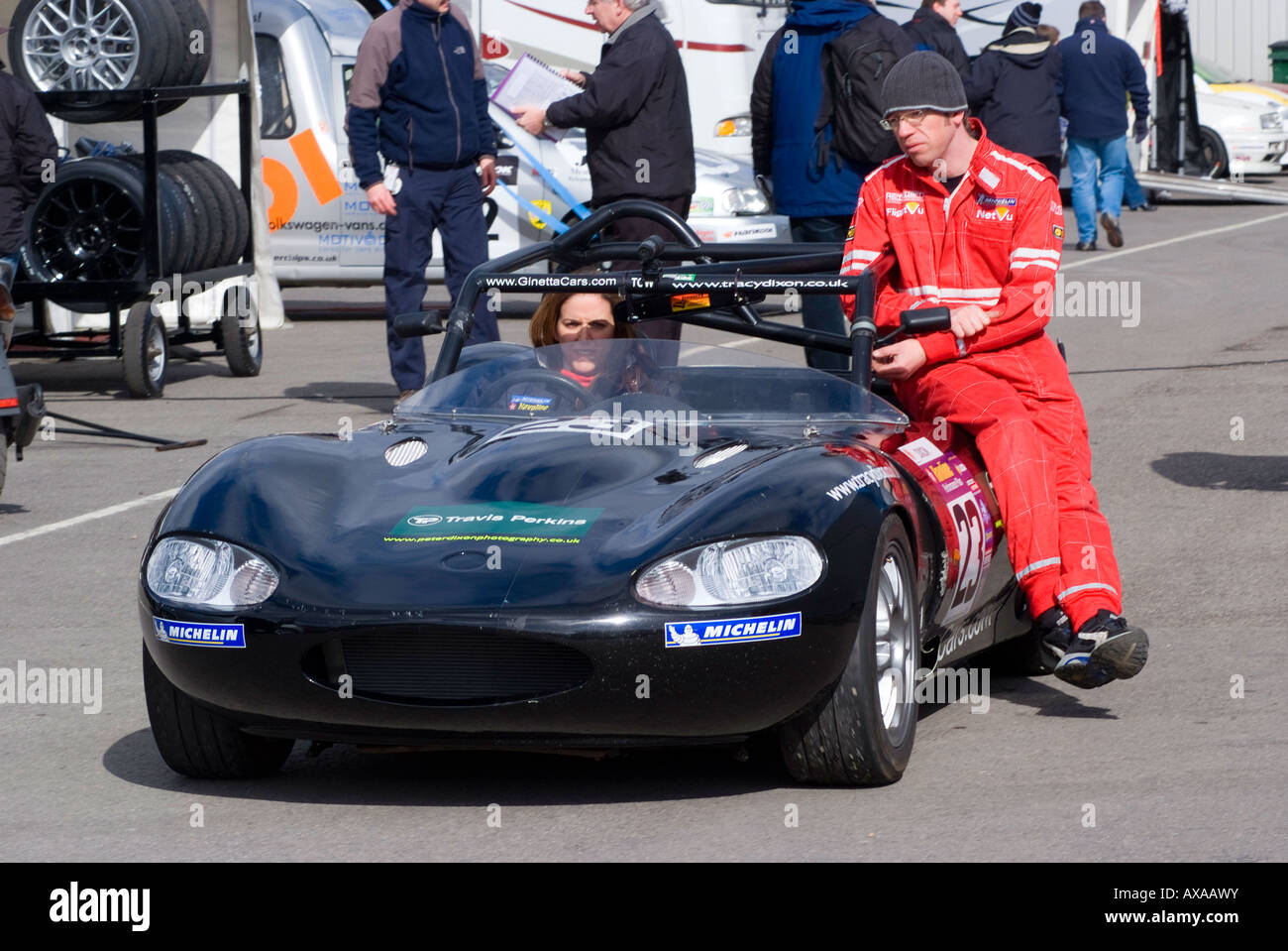 Nero Ginetta G20 Sports Racing Car nel paddock con meccanico durante la Ginetta campionato a Oulton Park Cheshire England Regno Unito Foto Stock